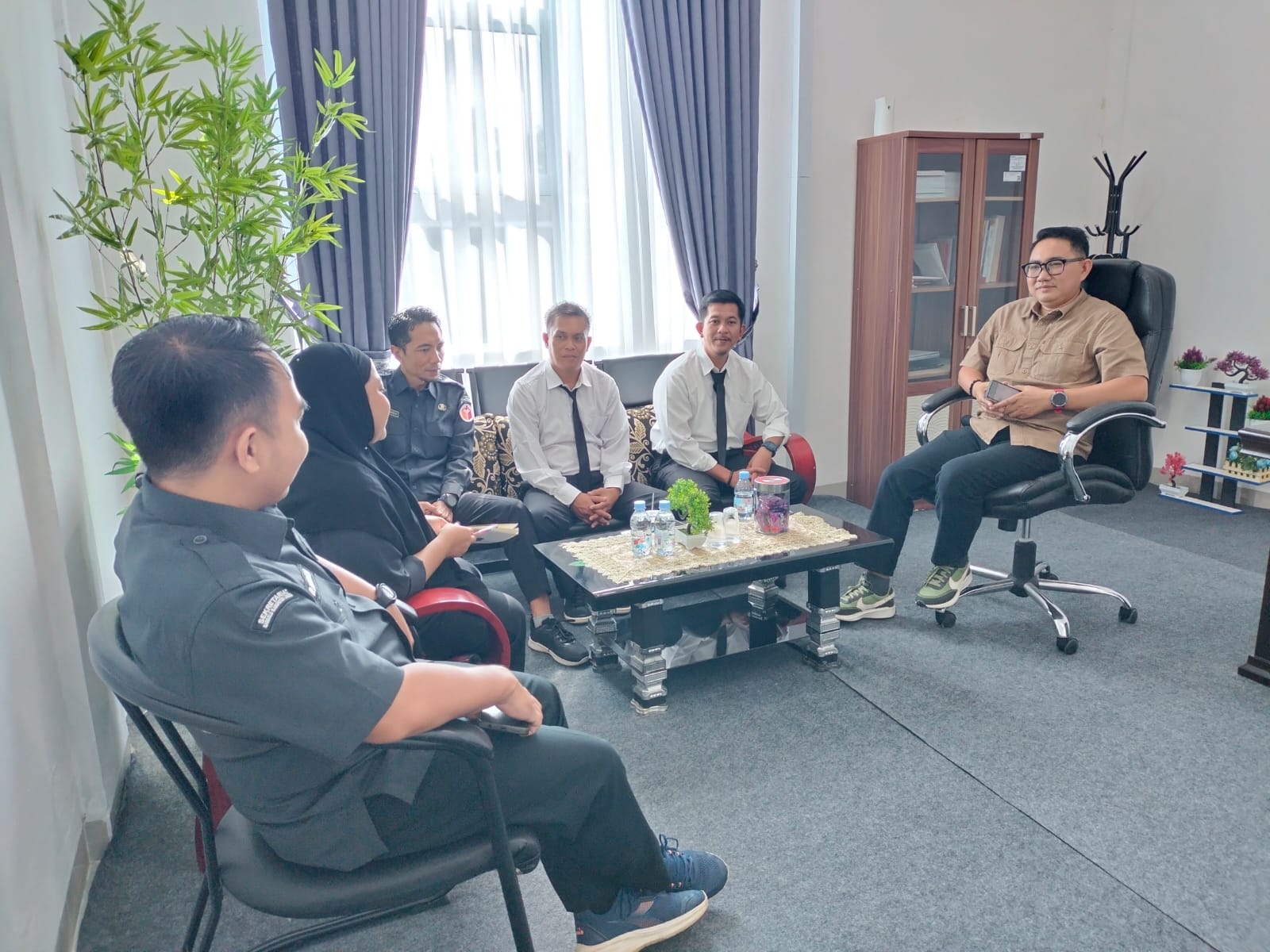 Bawaslu Kabupaten Lingga menggelar rapat penguatan kinerja Divisi Penanganan Pelanggaran dan Penyelesaian Sengketa (P3S) di Kantor Bawaslu Kabupaten Lingga.