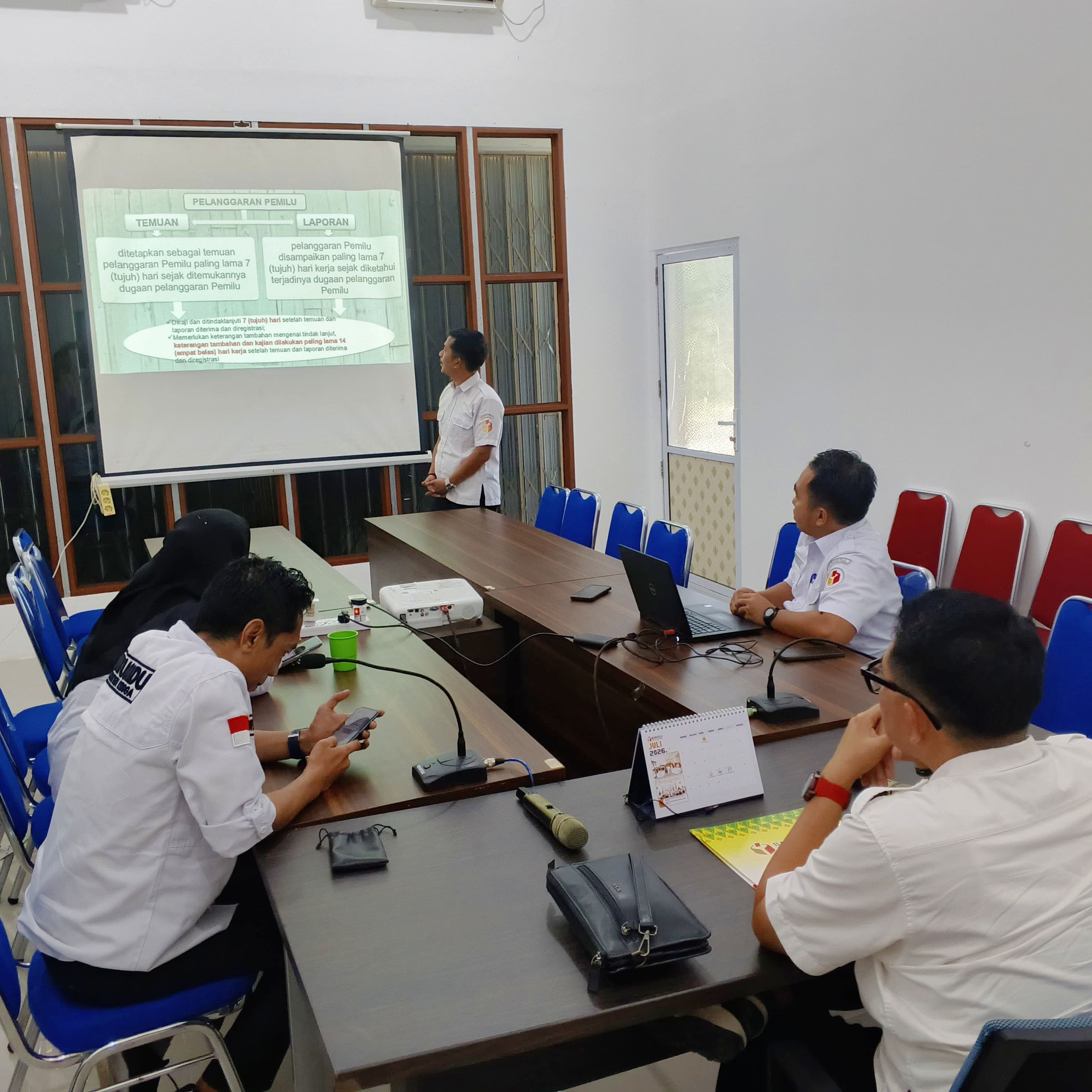Staf divisi PP dan PS mendapatkan penguatan materi mengenai mekanisme penanganan pelanggaran