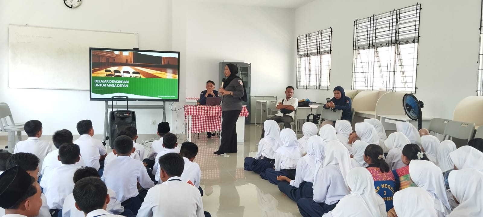 Ketua Bawaslu Kabupaten Lingga Jadi Narasumber KPU Goes to School di SMPN 3 Singkep Barat
