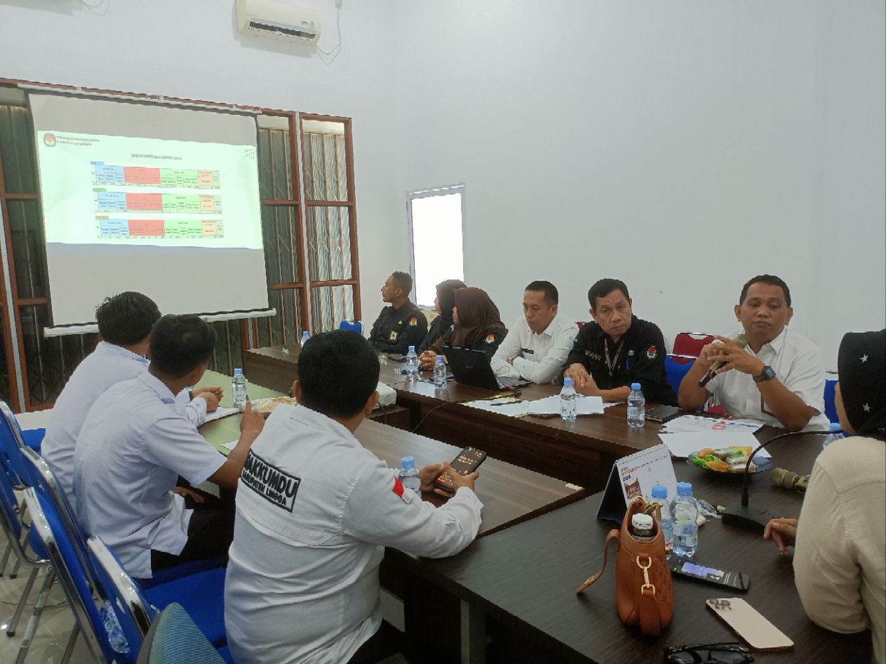 Bawaslu Lingga dan KPU Koordinasi Terkait Data Hasil Sinkronisasi Semester II Tahun 2026