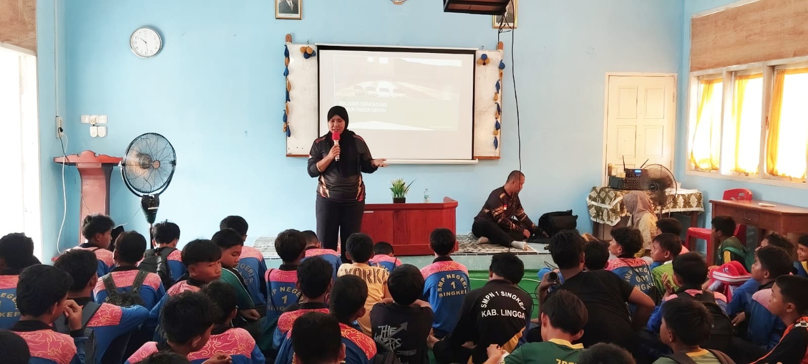 Ketua Bawaslu Lingga, Fidya Asrina menyampaikan materi kepada seluruh siswa SMP Negeri 1 Singkep dari kelas VII hingga kelas IX