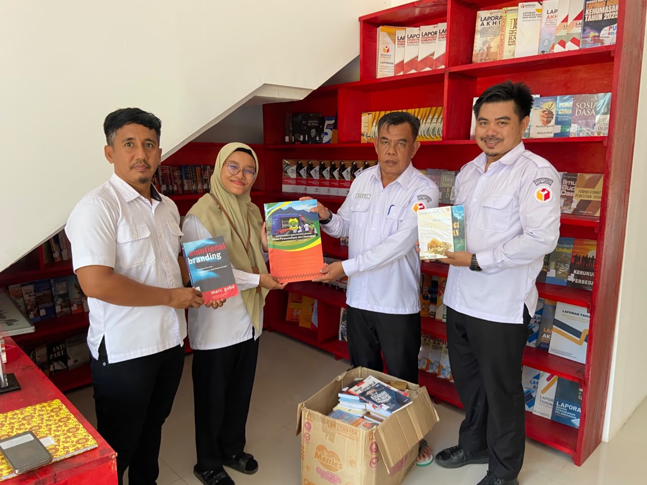 Bawaslu Lingga Terima Pinjaman 200 Buku dari Dinas Perpustakaan dan Kearsipan Kabupaten Lingga