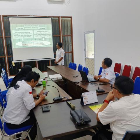 Staf divisi PP dan PS mendapatkan penguatan materi mengenai mekanisme penanganan pelanggaran