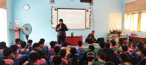 Ketua Bawaslu Lingga, Fidya Asrina menyampaikan materi kepada seluruh siswa SMP Negeri 1 Singkep dari kelas VII hingga kelas IX