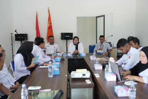 Ketua Bawaslu Lingga, Fidya beserta jajaran diskusi mengenai integritas dan disiplin ASN melalui Implementasi Reformasi Birokrasi bersama narasumber