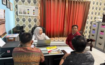 Bawaslu Kabupaten Lingga melakukan Pengawasan Pemutakhiran Data Partai Politik Berkelanjutan (PDPPB) melalui Sipol Semester I tahun 2026 di kantor KPU Kabupaten Lingga