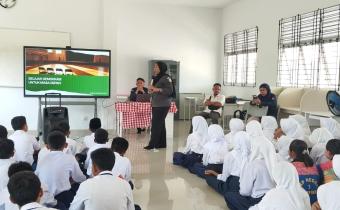 Ketua Bawaslu Kabupaten Lingga Jadi Narasumber KPU Goes to School di SMPN 3 Singkep Barat