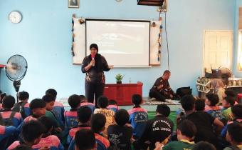 Ketua Bawaslu Lingga, Fidya Asrina menyampaikan materi kepada seluruh siswa SMP Negeri 1 Singkep dari kelas VII hingga kelas IX